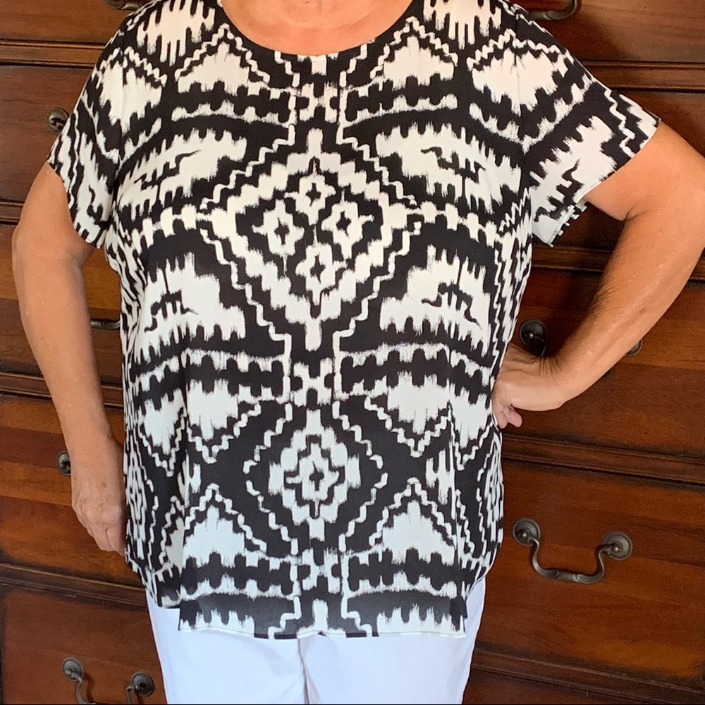 Patterned black & white Blouse with Interesting Back Size XL